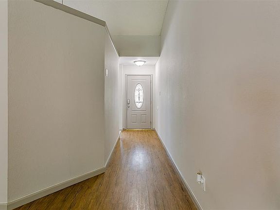 3rd image of 320 Creekwood Ln