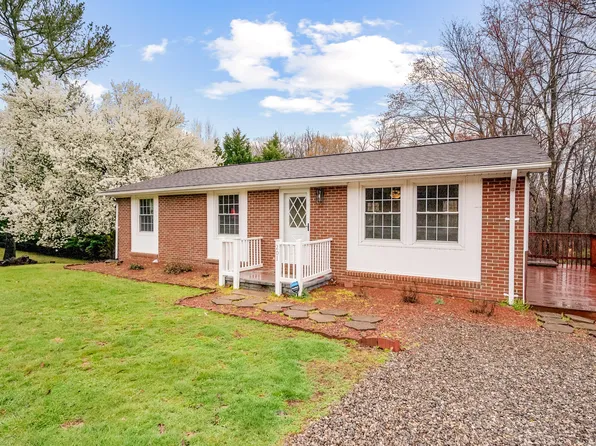 201 Woodlin Ln, Stuart, VA 24171