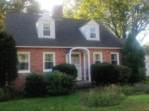 33 Oak Hollow Rd, Springfield, MA 01128