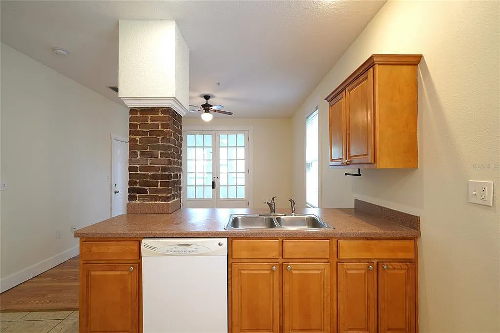 1 bed, 1.5 bath, 950 sqft, $1,900 — Photo 3