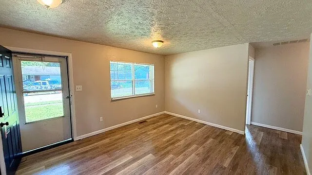 3 bed, 1.5 bath, 1490 sqft, $1,450 — Photo 3
