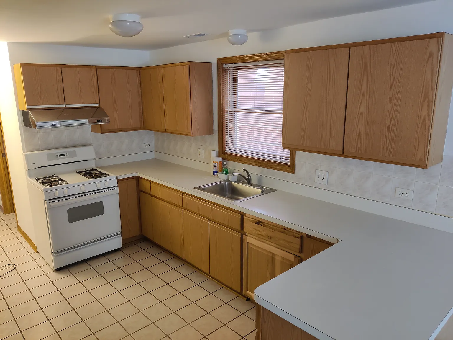 3 bed, 1.5 bath, 1200 sqft, $1,600 — Photo 1