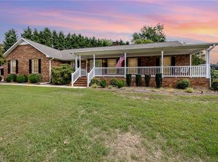 1525 Country Ln, Kernersville, NC 27284