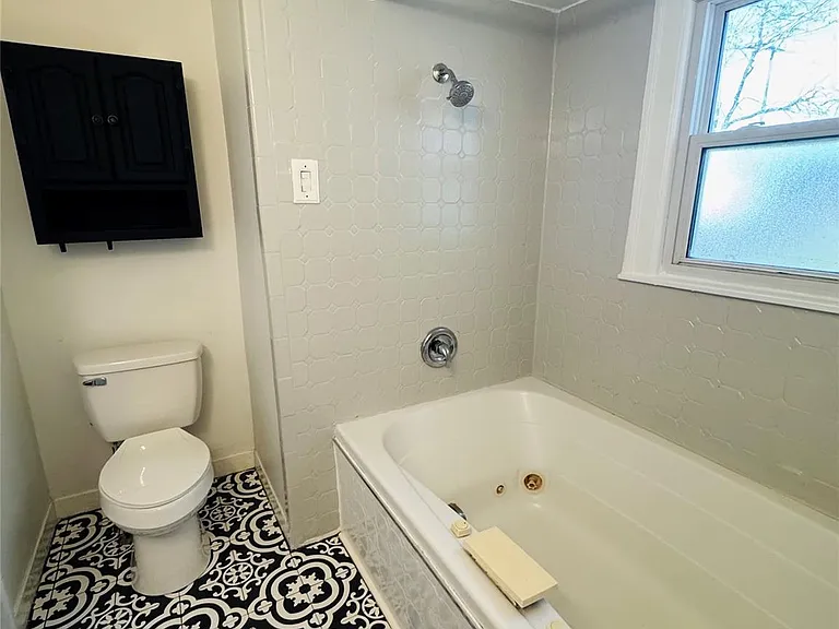 510 Stratford Rd — Photo 6