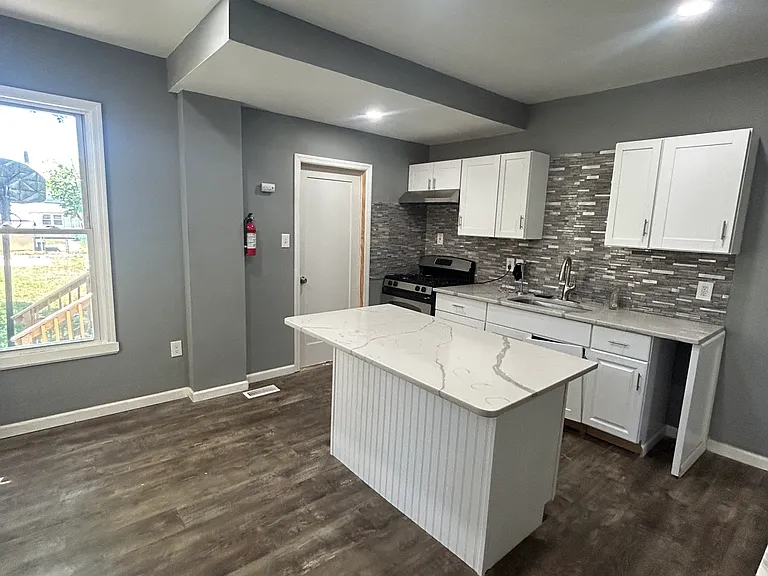 302 S 6th St — Photo 1