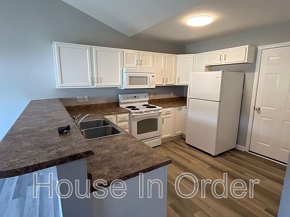 4th image of 33 Woodcreek Cir