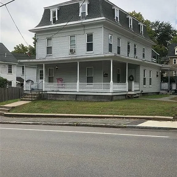 560 Main St #4 — Photo 1