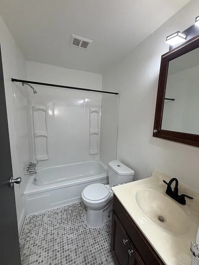 Hill Manor Apartments — Photo 4