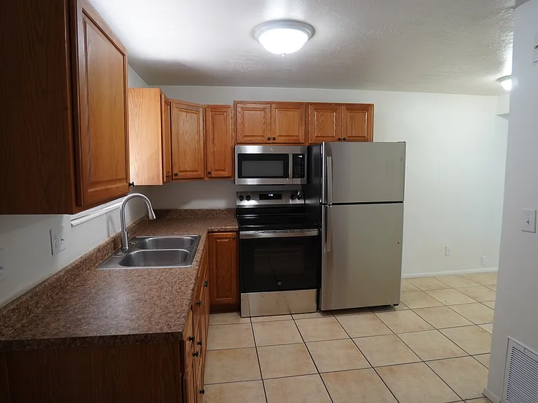 1273 E Gordon Ave — Photo 3