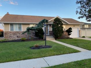 4 Gloria Pl, Plainview, NY 11803