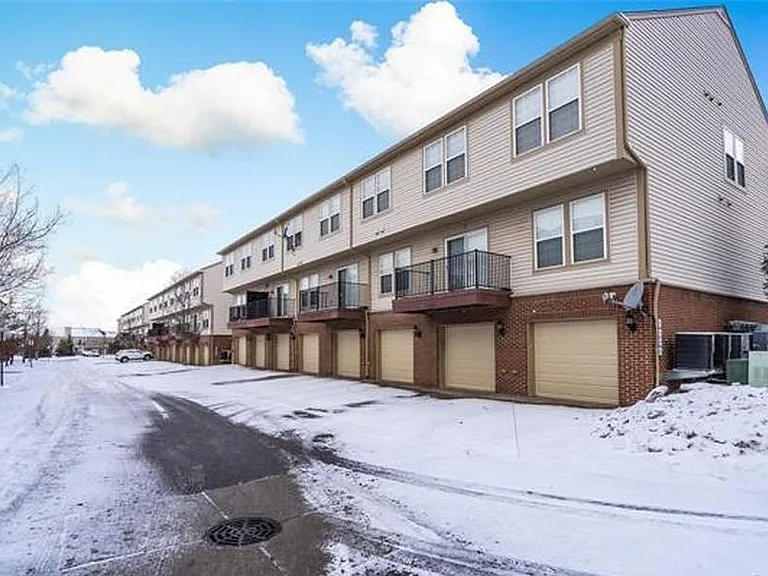 27859 Hopkins Dr — Photo 3