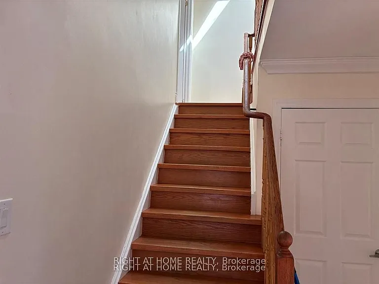 29 Roxanne Cres — Photo 6