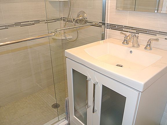 5th image of 27010 Grand Central Pkwy APT 4E