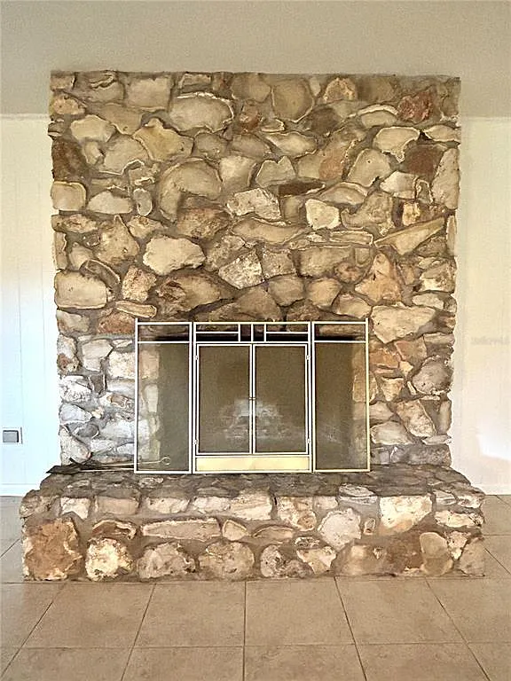 3 bed, 2.0 bath, 1824 sqft, $2,400 — Photo 4