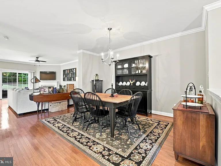 1221 Derry Ln — Photo 8