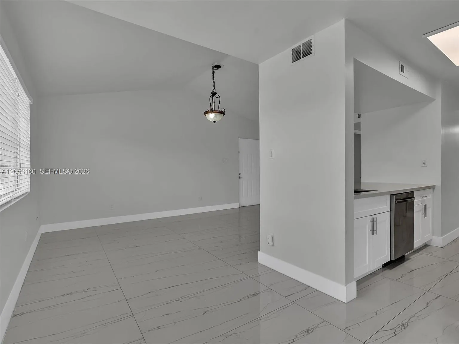 2 bed, 1093 sqft, $2,350 — Photo 4