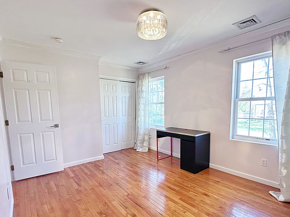4th image of 34 Meadowbrook Dr
