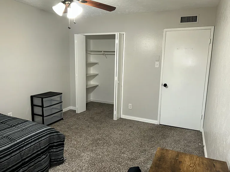 Cloverglen Dr — Photo 2