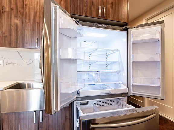3rd image of 921 Washington Ave #645