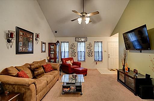 3rd image of 906 Chinaberry Dr