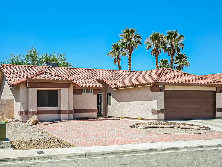 504 Stonehurst Dr — Photo 3