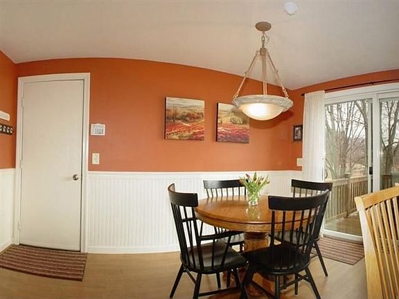 eat in area with sliders to deck 