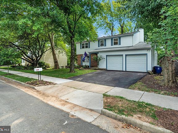 3rd image of 903 Marshall Dr NE