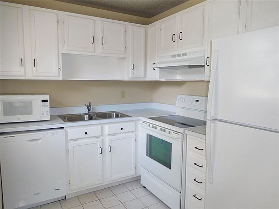3rd image of 51 Woodland Dr