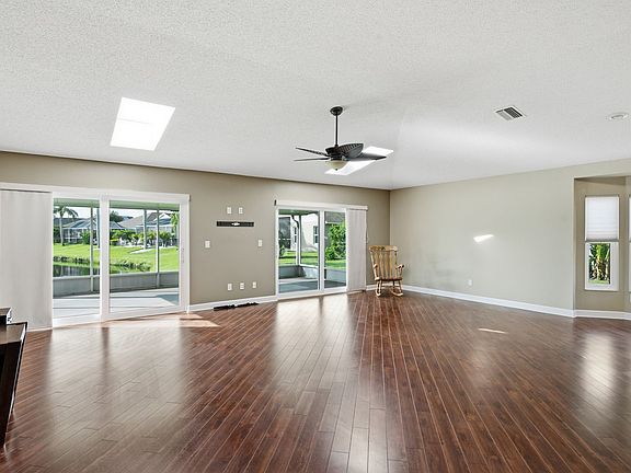 3rd image of 349 Fountainview Cir