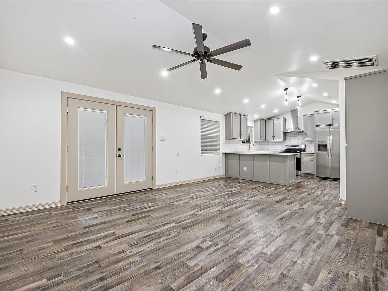 3 bed, 2.0 bath, 1492 sqft, $2,300 — Photo 3