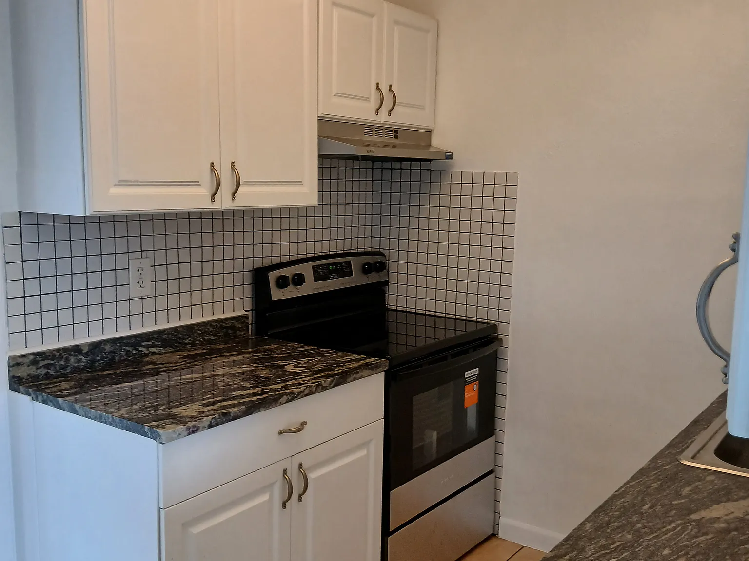 3 bed, 1000 sqft, $2,500 — Photo 3