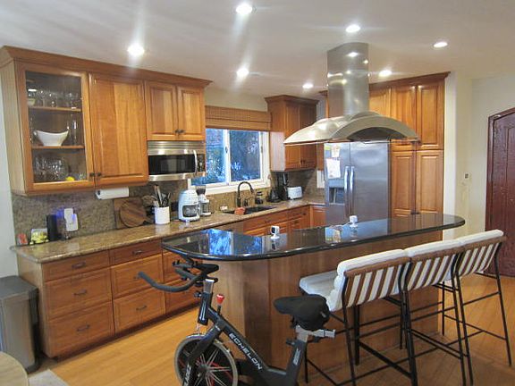 Breakfast Bar & Kitchen