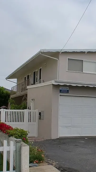 Small 4 unit apartment complex.