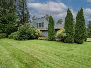 17556 Indian Hills Dr, Chagrin Falls, OH 44023