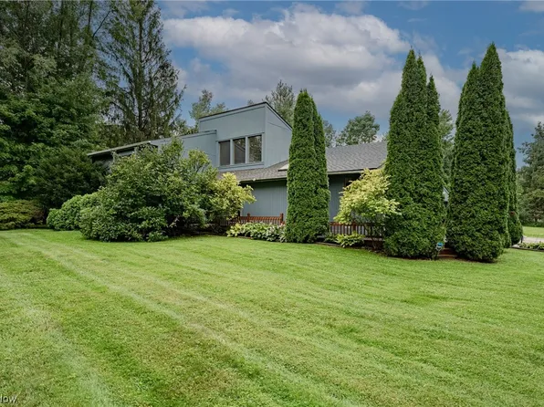 17556 Indian Hills Dr, Chagrin Falls, OH 44023