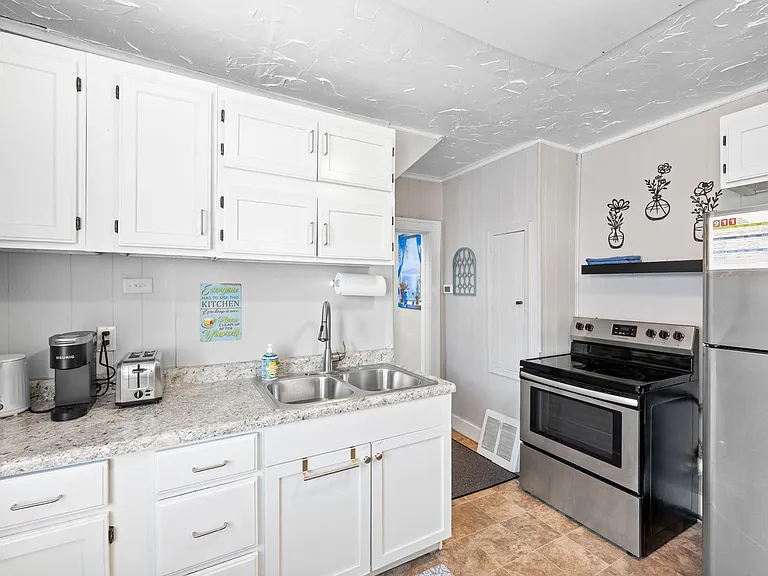 1367 Burr St — Photo 10