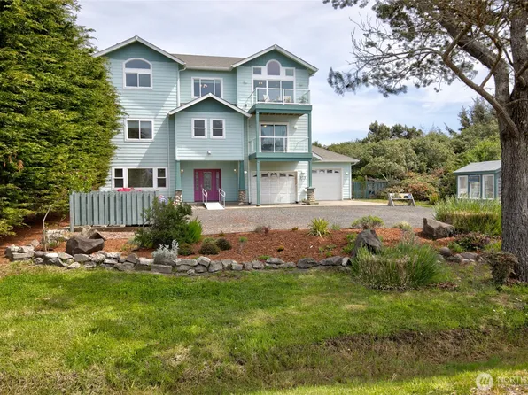 272 Sand Dune Avenue NW, Ocean Shores, WA 98569