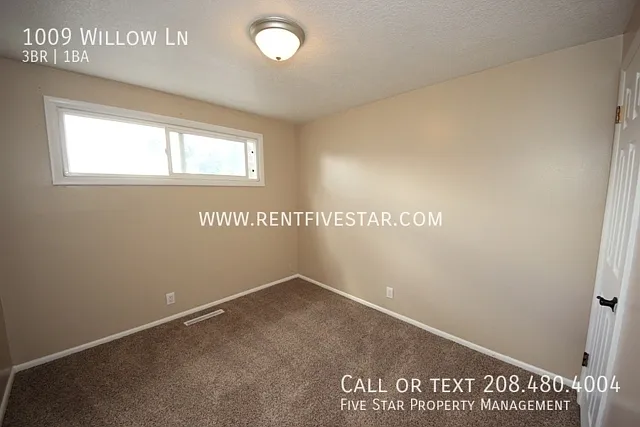 1009 Willow Ln — Photo 6