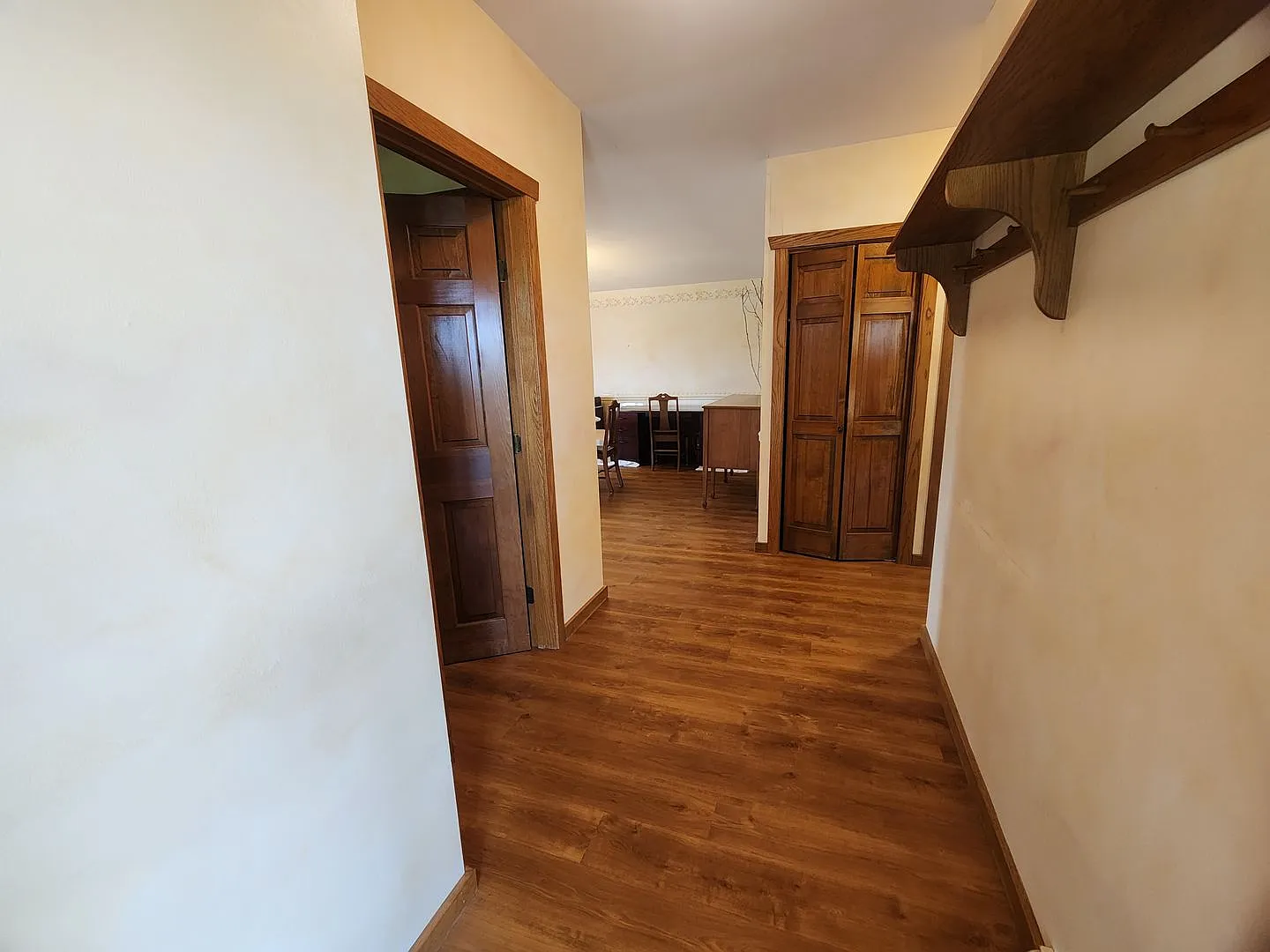 Spacious 4BR Country Home on 1.25 Acres — Photo 4