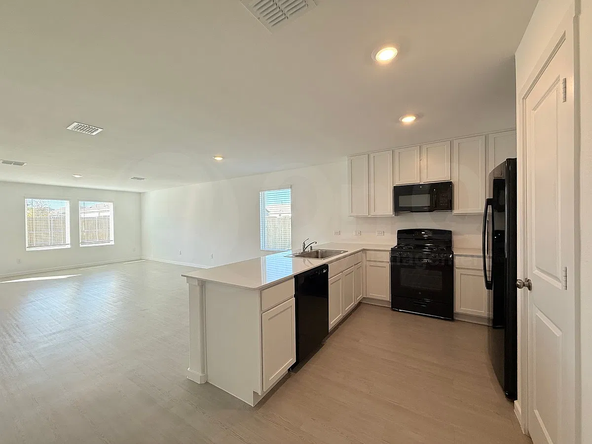 3 bed, 2.0 bath, 1474 sqft, $1,999 — Photo 4