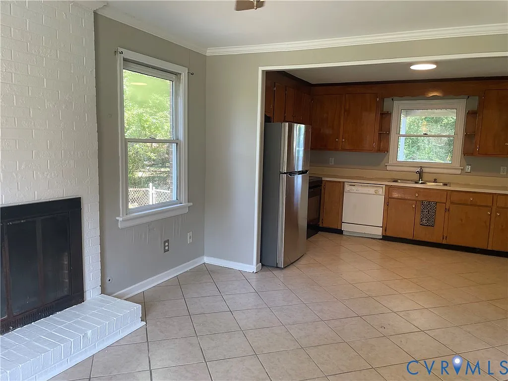 3 bed, 1.5 bath, 1242 sqft, $1,985 — Photo 2