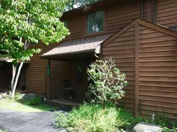 128 Meadow View Ct, Bushkill, PA 18324