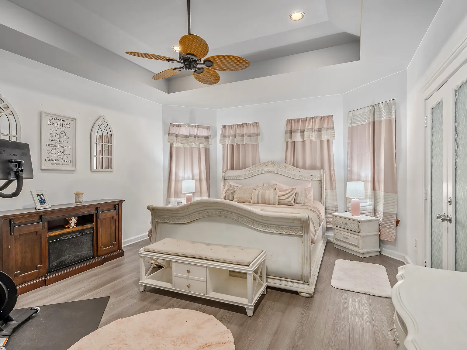 3 bed, 2.5 bath, 3463 sqft, $3,800 — Photo 4