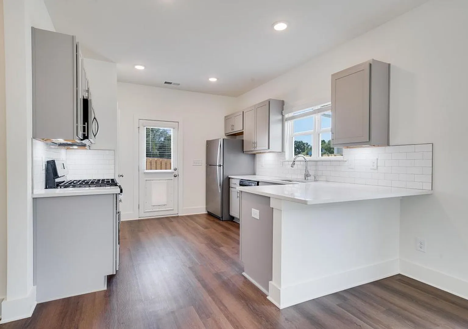 Self Tour This Home in Person with the Rently Tours App! — Photo 4