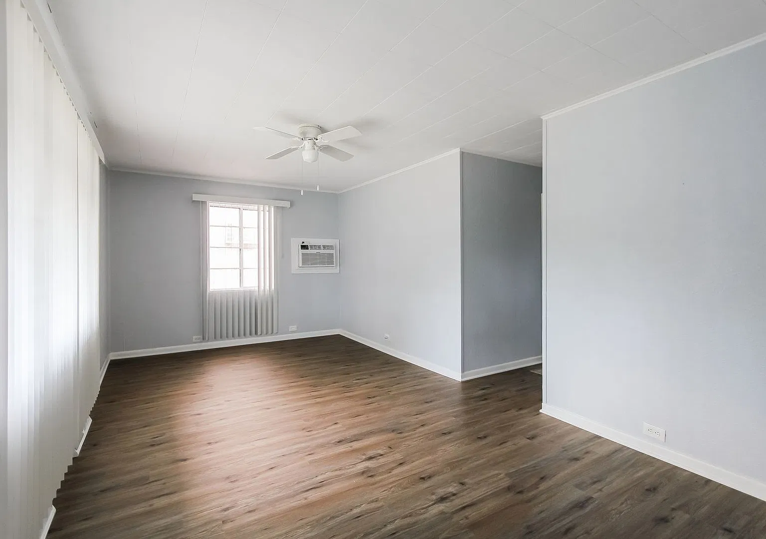 Spacious 3 Bedroom 2 Bath Harwood Heights Home for Lease — Photo 2