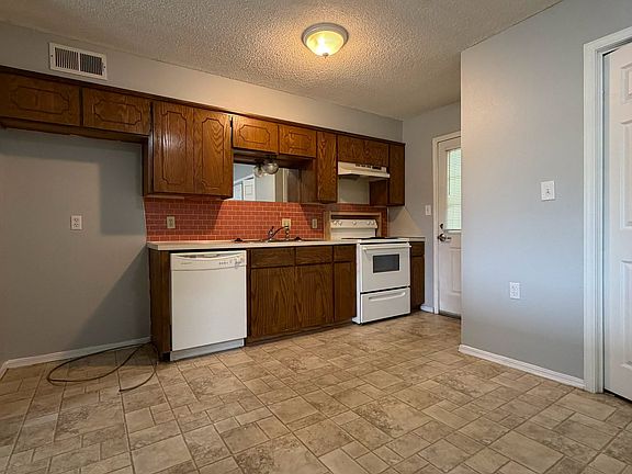 2nd image of 2204 Shenandoah Dr