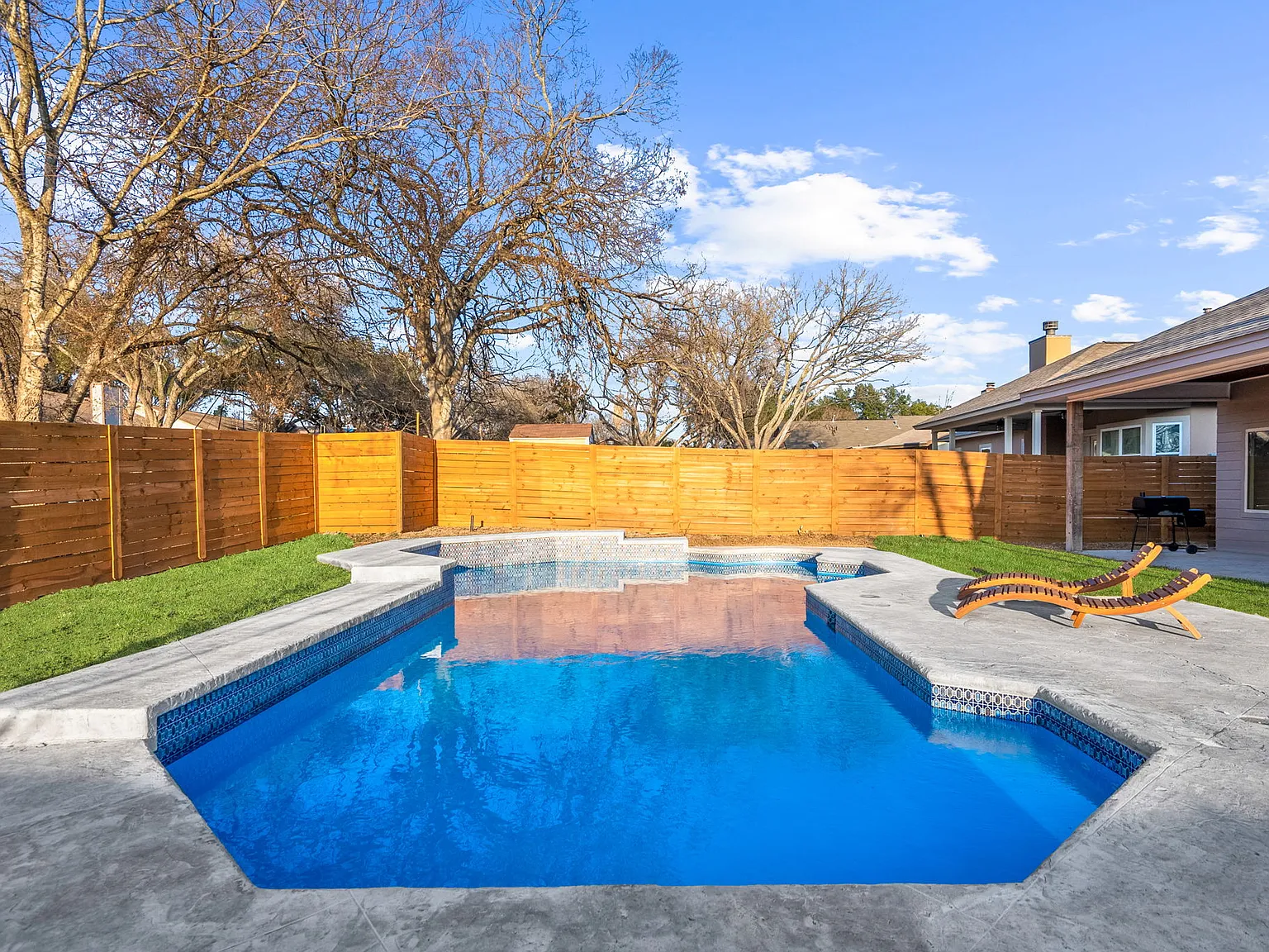 4 bed, 2.5 bath, 2201 sqft, $4,950 — Photo 1