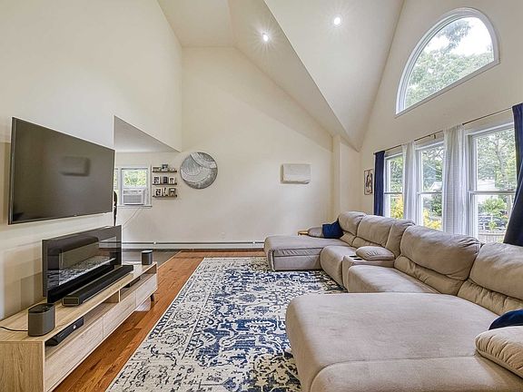 4th image of 22 Oakwood Ave