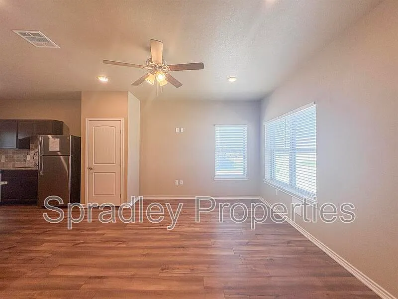 1 bed, 1.0 bath, 904 sqft, $1,250 — Photo 3