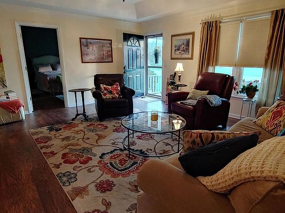 5th image of 3417 Mary Ave